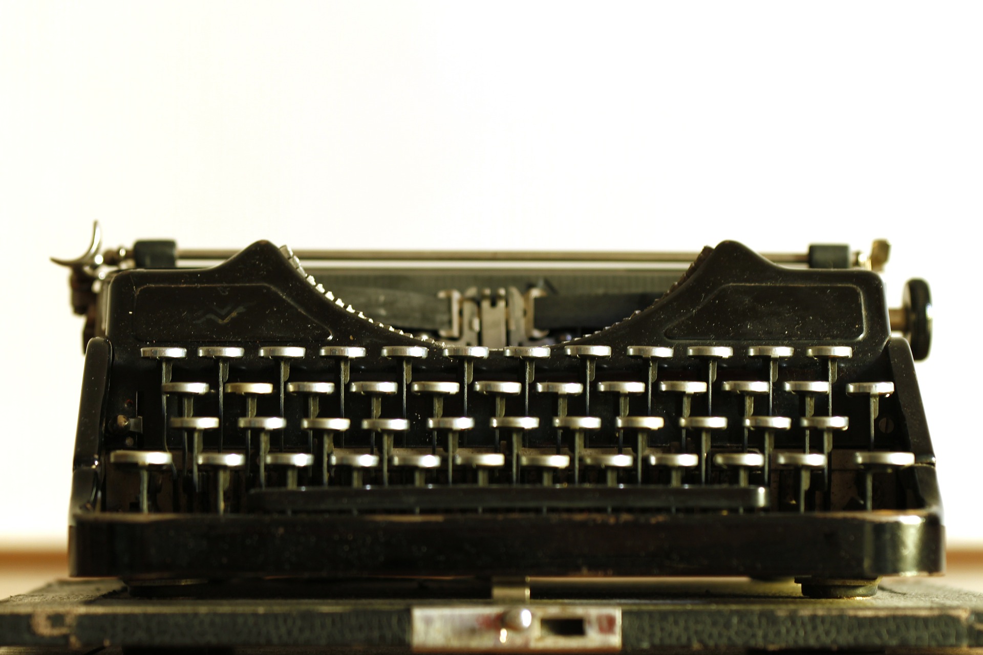 typewriter-472845_1920